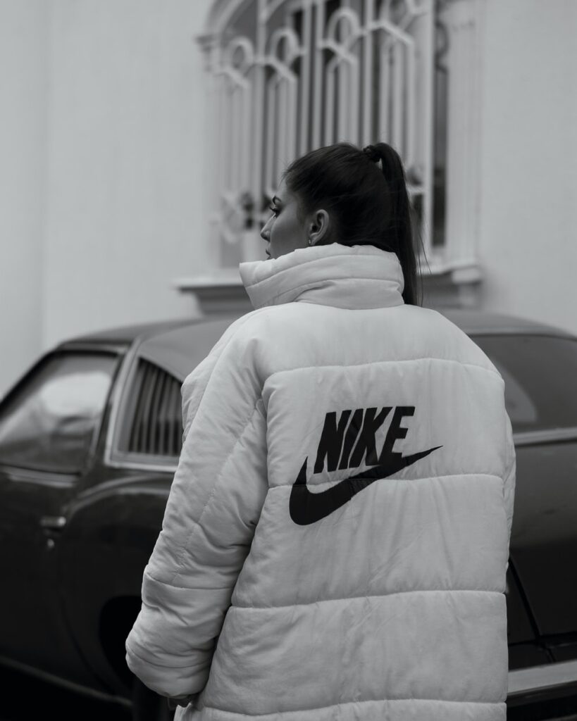 Voici une femme portant un manteau nike