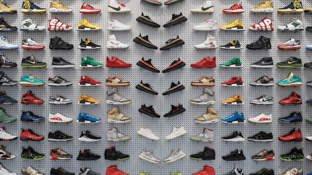 Voici un mur comportant des centaines de souliers.