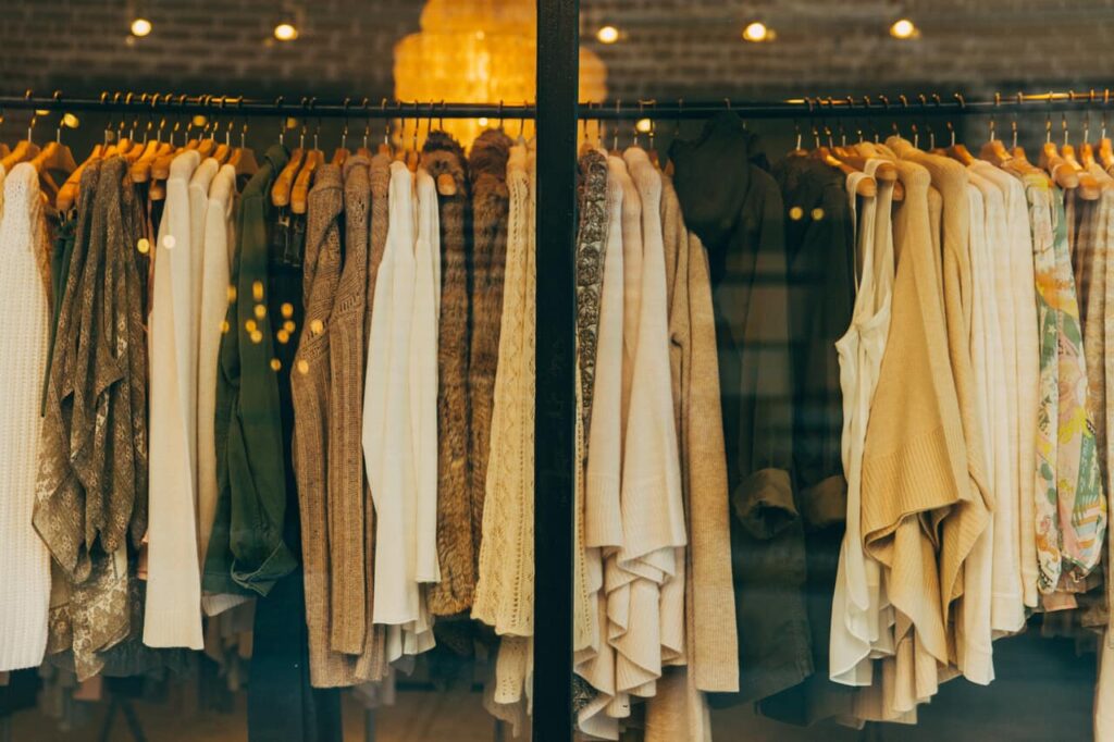 Voici une variété de vêtements pour la saison d'automne